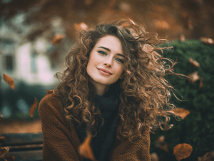 Individuelle Farbberatung, Trendlooks & Salon-Pflege. Buche jetzt deinen Termin.